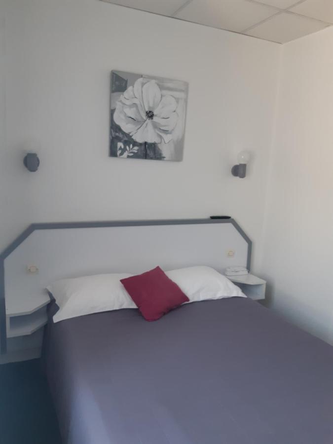Hotel De La Croix De Malte แชร์บูร์ก อ็อง กงต็องแต็ง ภายนอก รูปภาพ